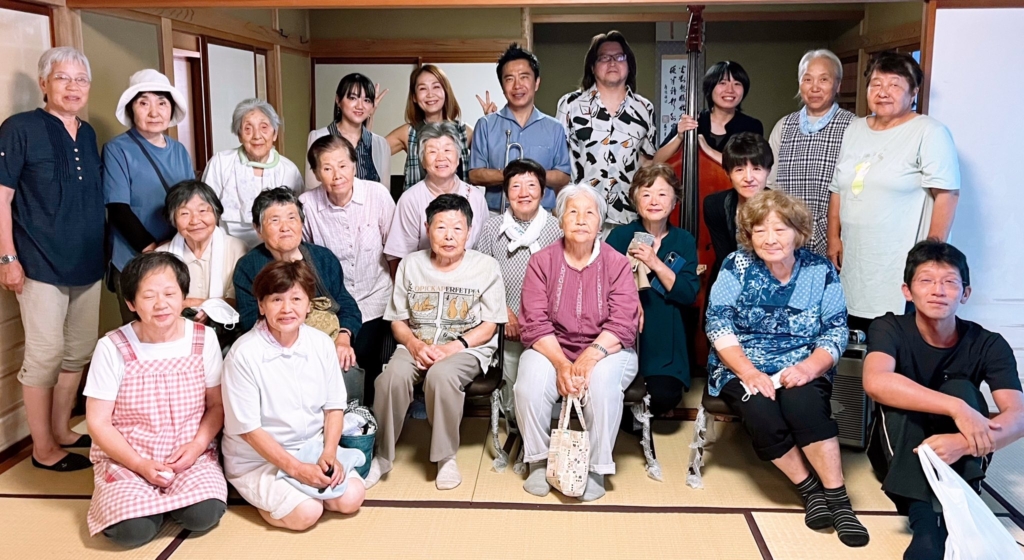穴水町曽良集会所での復興応援コンサートの様子